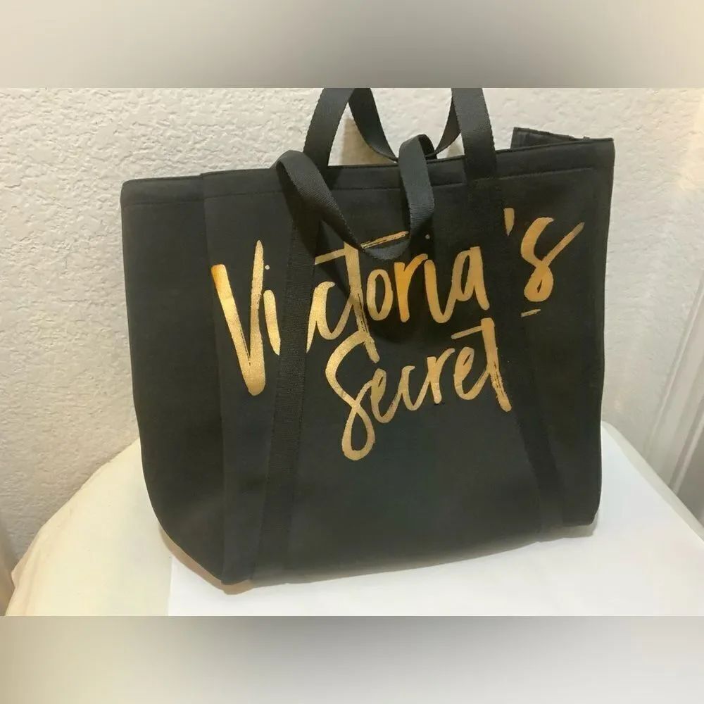 NWOT Victoria’s Secret insulated tote bag.